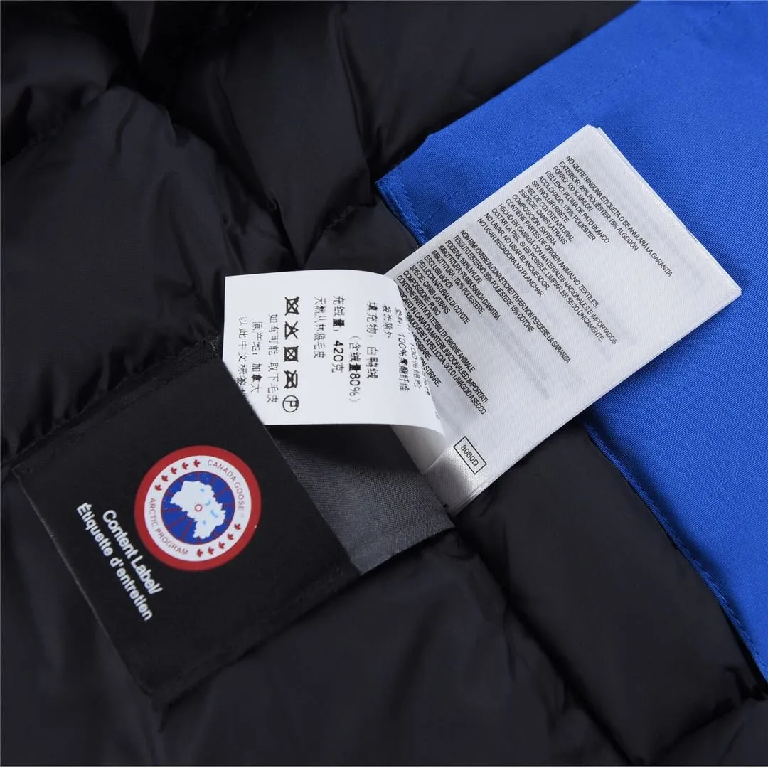 P780 with dust bag) Canada Goose Canada Goose #Expedition expedition parka classic down jacket ➖ Imported 21-count polyester-cotton blended original fabric [last year’s 16-count/18-count hard fabrics have been completely eliminated, this year all use 21-count genuine synchronized fabrics, the soft mid-band feels delicate and textured], genuine synchronized Feather-Light 10D waterproof coated fabric, made of 84.5% polyester fiber and 15.5% cotton, 100% the best feel in the entire network! ➖ The genuine official website is synchronized with the national standard 80 white duck down, you can check the official website customer service, there will never be a series of misleading claims such as 90 down or goose down! ➖ Using the best nylon lining with double double-layer sealing design, velvet-proof No. 7 needle + grid-filled down ready-made garments, there is 100% no so-called velvet running! ➖ The cuffs are designed with thickened seamless threads, and the collar and pockets are lined with top-quality polar fleece to keep you warm and comfortable! ➖ Yoshida YKK provides original custom-made electroplated sliders. YKK two-way lockable zippers are tight and smooth and will not peel off paint! ➖ 3M composite guarantees that the Velcro is the same as the original, durable, and all accessories and hardware are custom-made! ➖ Imported BEHRINGER embroidery machine to customize the 10,000-needle embroidery logo, 98% of which can be reproduced to restore the original logo. You can check and compare on the official website! ➖ The fur collars are all made of large pieces of Western Canadian blue wolf hide, ensuring that each fur collar is 13-15cm wide! 08 models for men and women SIZE: XS S M L XL XXL